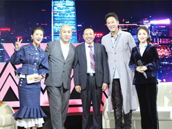 新望董事長(zhǎng)羅永輝與著名歌星劉尊老師、汪正正老師、郭津彤老師、主持人雅琪在北京電視臺(tái)錄制節(jié)目現(xiàn)場(chǎng)親切合影